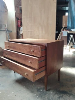 Commode vintage sauteuse pieds compas tournés