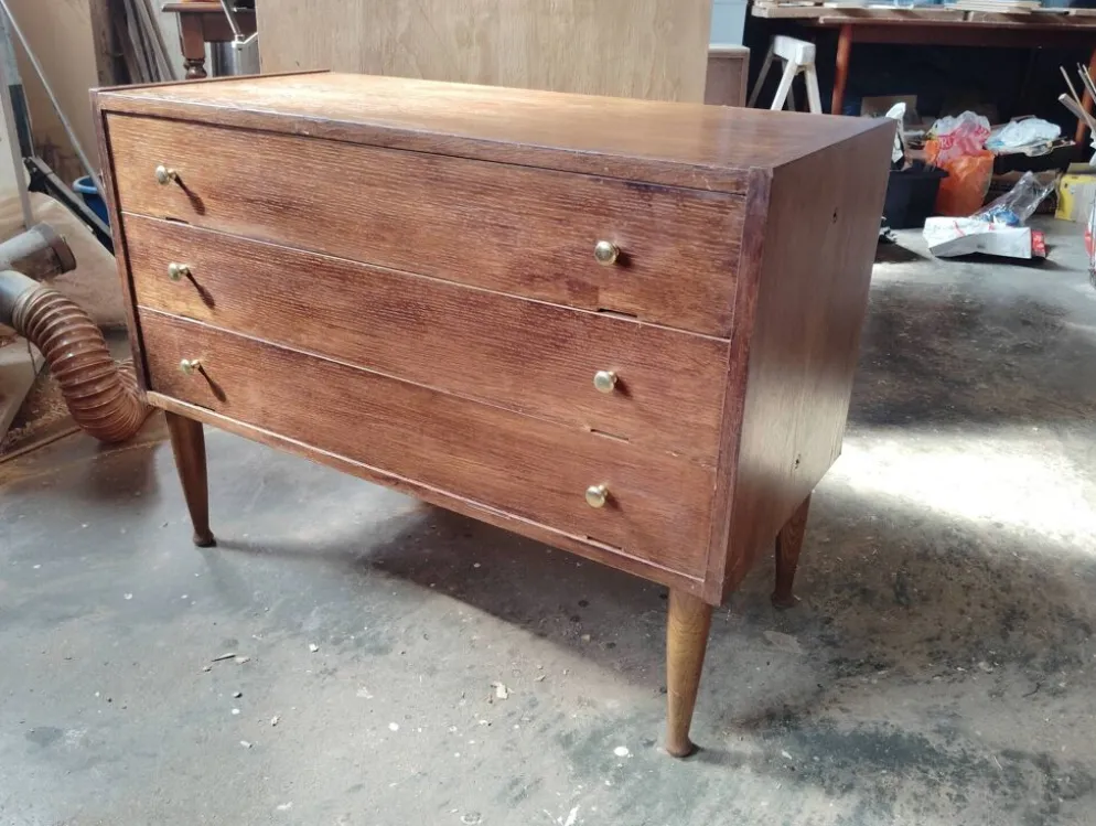 Commode vintage sauteuse pieds compas tournés