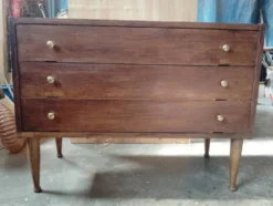 Commode vintage sauteuse pieds compas tournés