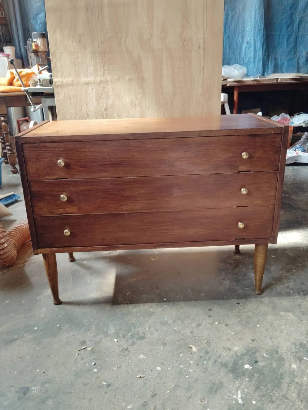 Commode vintage sauteuse pieds compas tournés