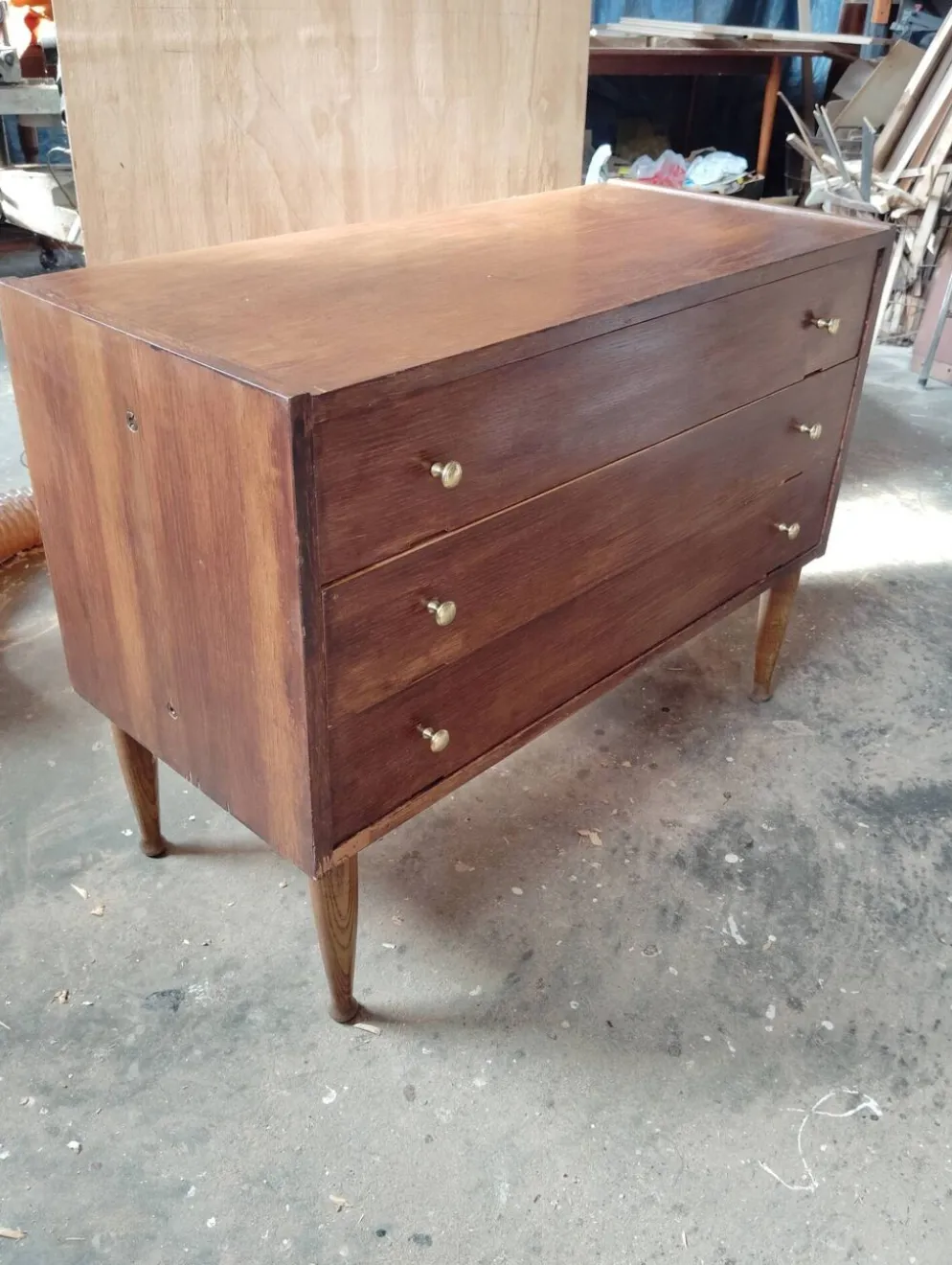 Commode vintage sauteuse pieds compas tournés