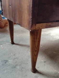 Commode vintage sauteuse pieds compas tournés