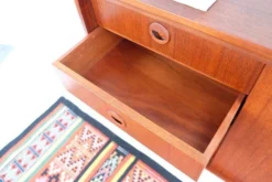 Commode vintage style années 60-70, motif teck, style rétro.