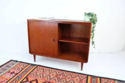 Commode vintage style années 60-70, motif teck, style rétro.