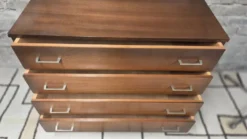 Commode vintage 4 tiroirs en bois – années 60/70