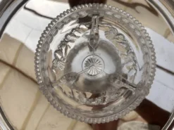 Compotier en verre pressé antique Portieux – Plat en forme de dauphin, poisson et coquillage