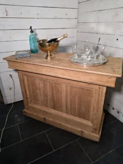 Comptoir ancien de bistrot en sapin