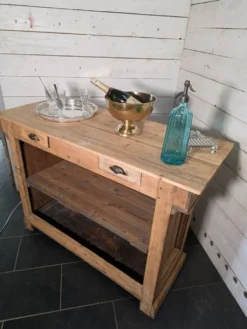 Comptoir ancien de bistrot en sapin