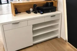 Comptoir blanc et bois – meuble d’accueil rangement