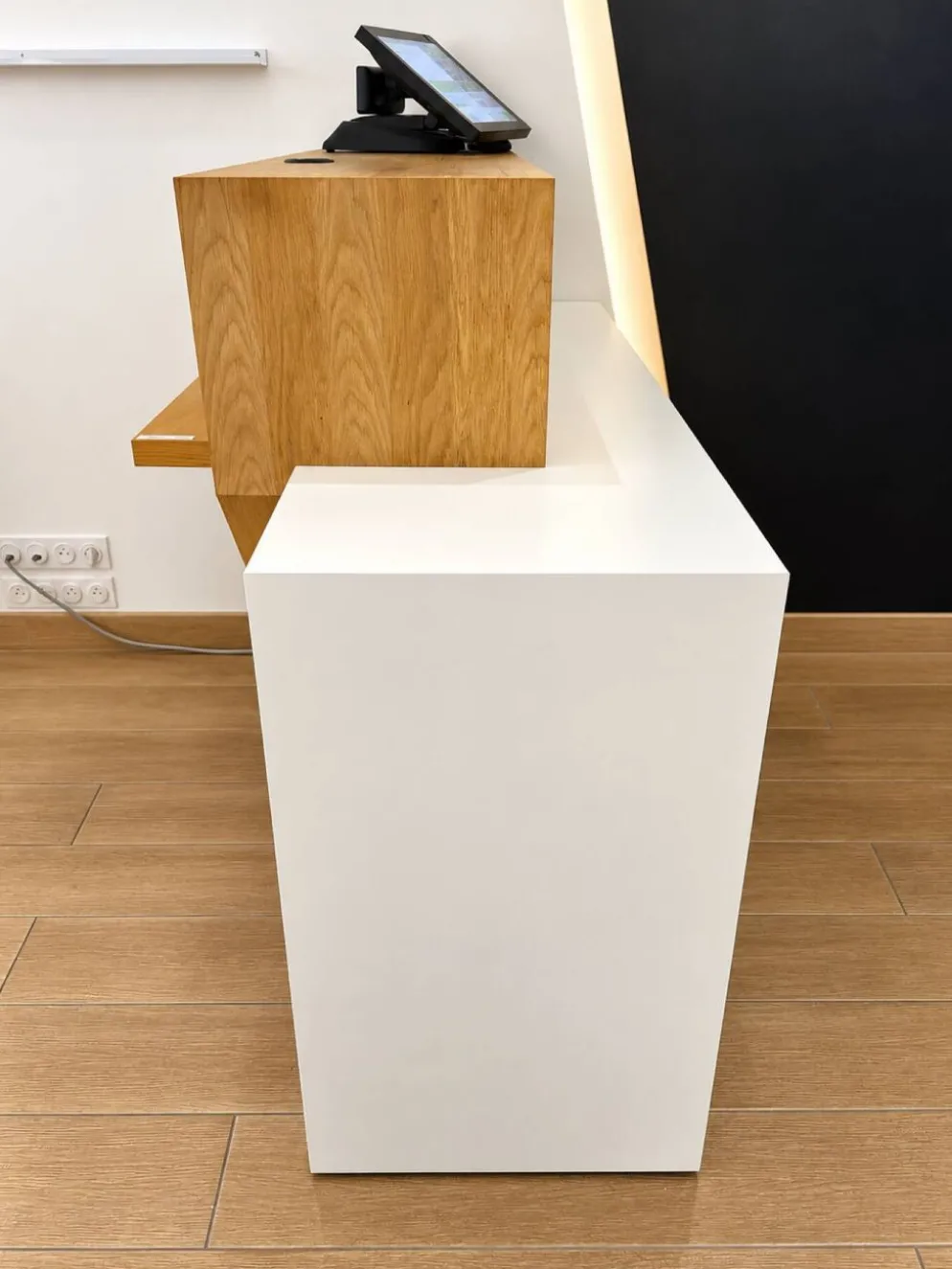 Comptoir blanc et bois – meuble d’accueil rangement