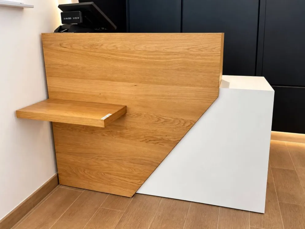 Comptoir blanc et bois – meuble d’accueil rangement