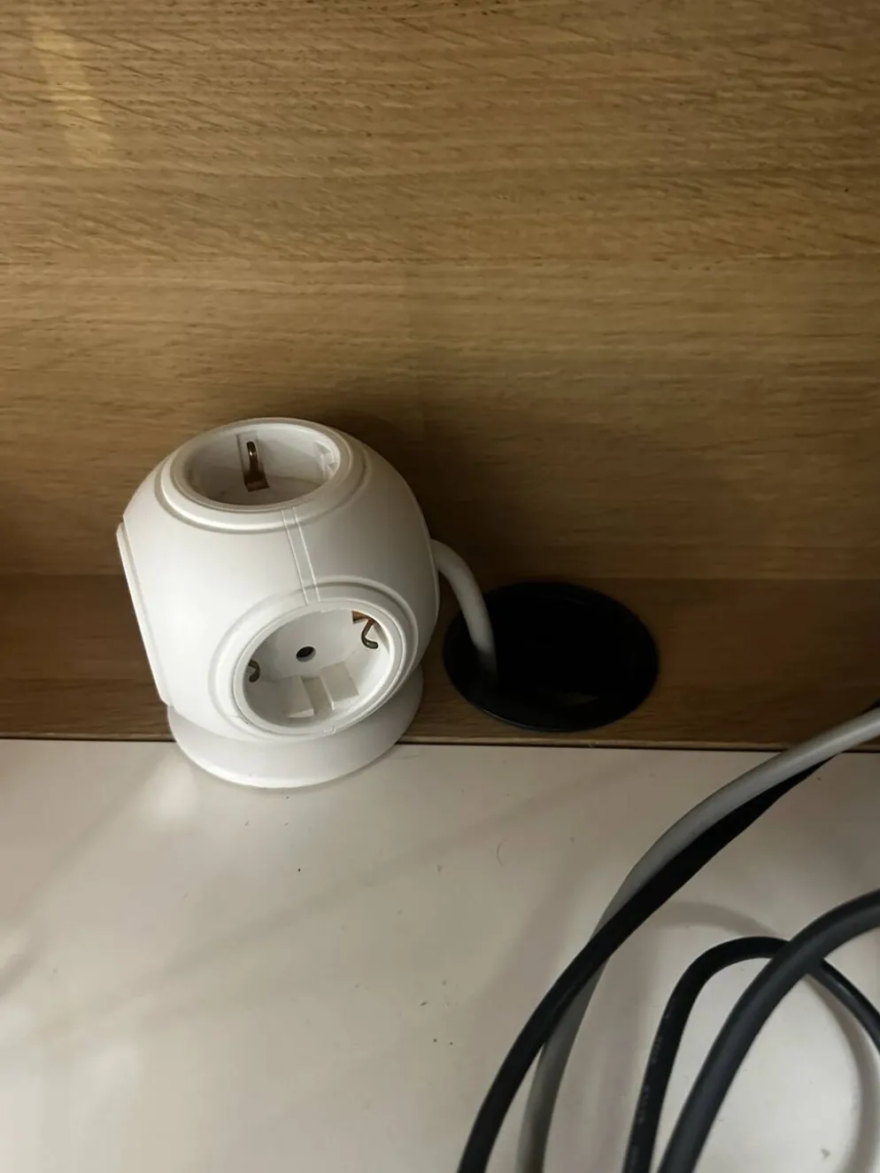 Comptoir blanc et bois – meuble d’accueil rangement