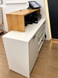 Comptoir blanc et bois – meuble d’accueil rangement
