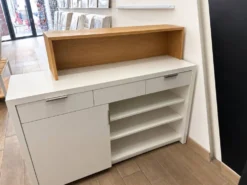 Comptoir blanc et bois – meuble d’accueil rangement