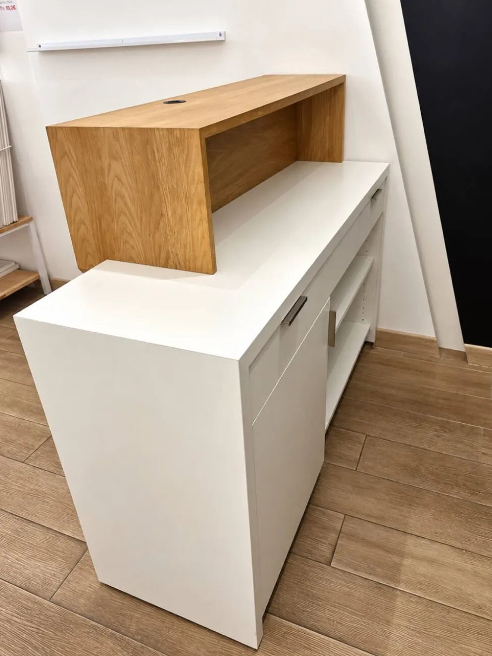 Comptoir blanc et bois – meuble d’accueil rangement