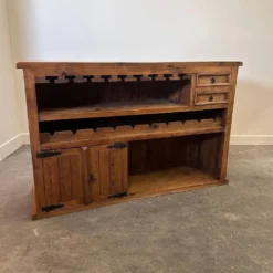 Comptoir de bar en bois massif rustique avec 4 tabourets assortis – porte-bouteilles et rangement