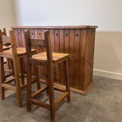 Comptoir de bar en bois massif rustique avec 4 tabourets assortis – porte-bouteilles et rangement
