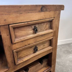 Comptoir de bar en bois massif rustique avec 4 tabourets assortis – porte-bouteilles et rangement