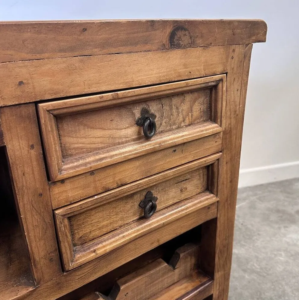 Comptoir de bar en bois massif rustique avec 4 tabourets assortis – porte-bouteilles et rangement
