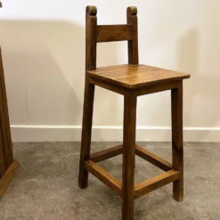 Comptoir de bar en bois massif rustique avec 4 tabourets assortis – porte-bouteilles et rangement