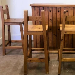 Comptoir de bar en bois massif rustique avec 4 tabourets assortis – porte-bouteilles et rangement