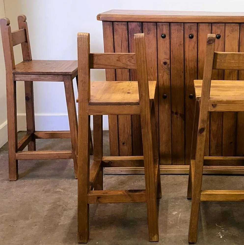 Comptoir de bar en bois massif rustique avec 4 tabourets assortis – porte-bouteilles et rangement