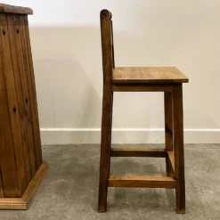 Comptoir de bar en bois massif rustique avec 4 tabourets assortis – porte-bouteilles et rangement