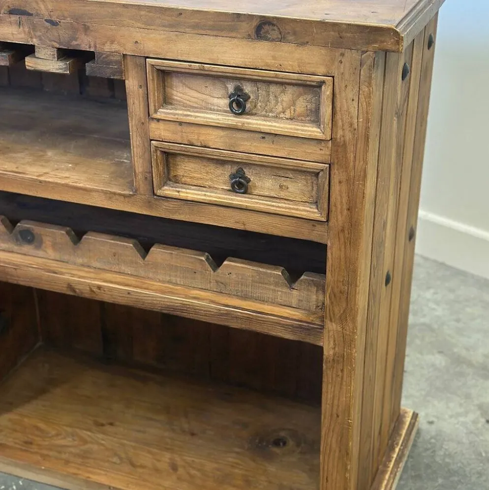 Comptoir de bar en bois massif rustique avec 4 tabourets assortis – porte-bouteilles et rangement