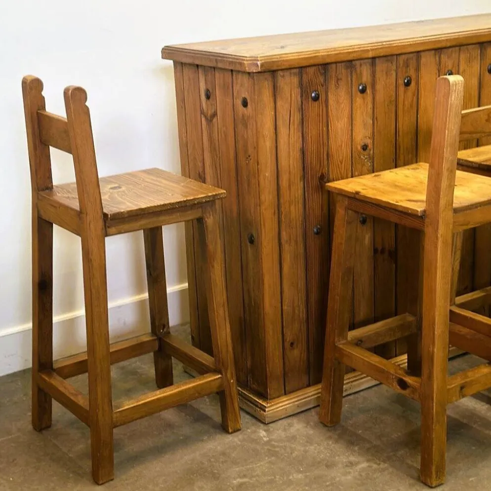 Comptoir de bar en bois massif rustique avec 4 tabourets assortis – porte-bouteilles et rangement