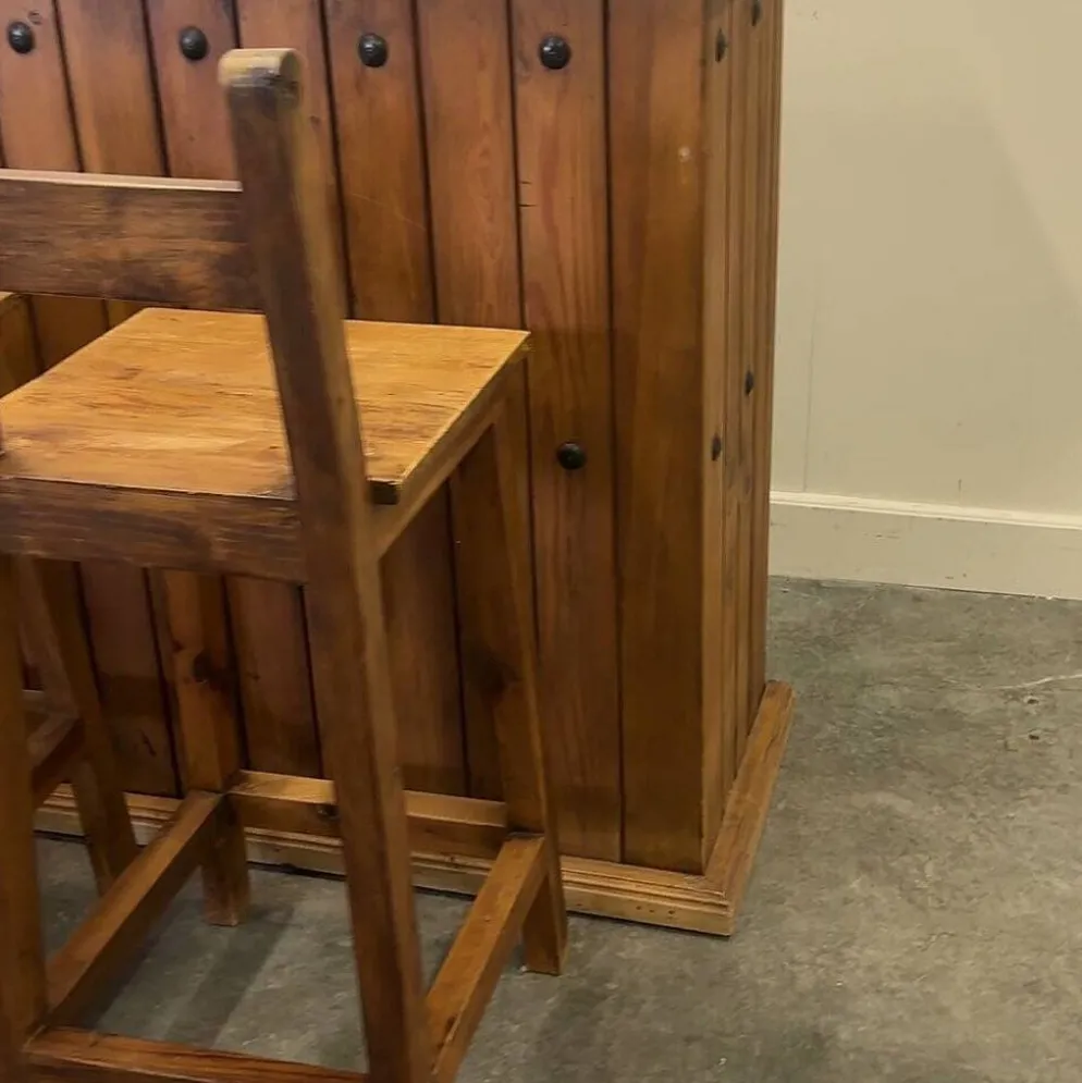 Comptoir de bar en bois massif rustique avec 4 tabourets assortis – porte-bouteilles et rangement