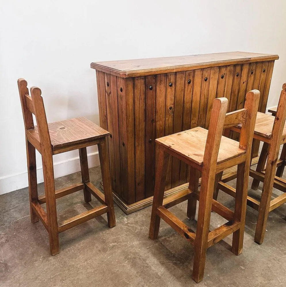 Comptoir de bar en bois massif rustique avec 4 tabourets assortis – porte-bouteilles et rangement