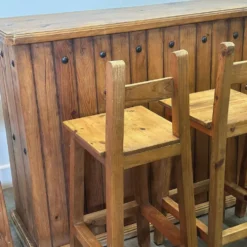 Comptoir de bar en bois massif rustique avec 4 tabourets assortis – porte-bouteilles et rangement