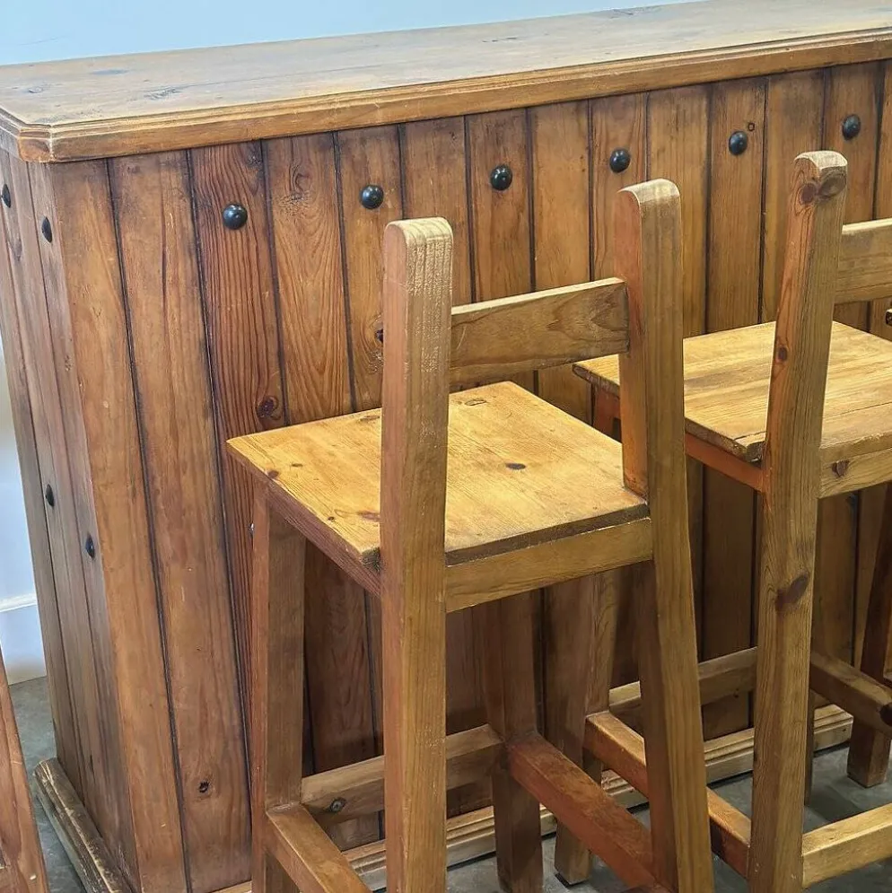 Comptoir de bar en bois massif rustique avec 4 tabourets assortis – porte-bouteilles et rangement