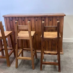 Comptoir de bar en bois massif rustique avec 4 tabourets assortis – porte-bouteilles et rangement