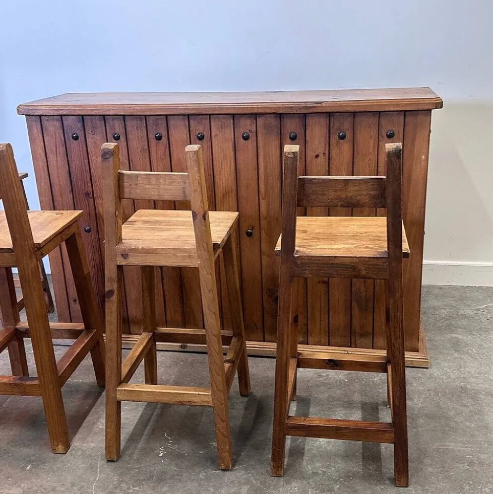 Comptoir de bar en bois massif rustique avec 4 tabourets assortis – porte-bouteilles et rangement