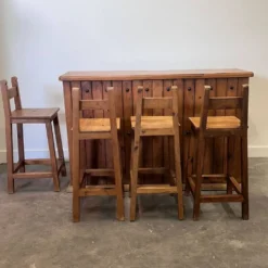 Comptoir de bar en bois massif rustique avec 4 tabourets assortis – porte-bouteilles et rangement
