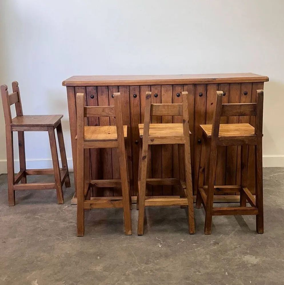 Comptoir de bar en bois massif rustique avec 4 tabourets assortis – porte-bouteilles et rangement