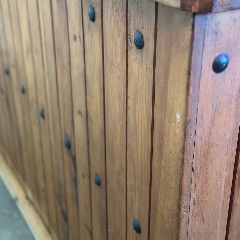 Comptoir de bar en bois massif rustique avec 4 tabourets assortis – porte-bouteilles et rangement
