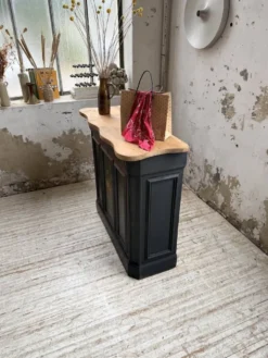 Comptoir de commerce, décor peint fleuri, 1920