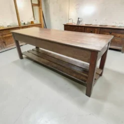 Comptoir de magasin/table de travail vintage en bois