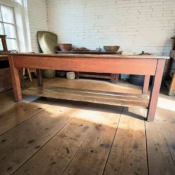 Comptoir de magasin/table de travail vintage en bois