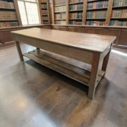 Comptoir de magasin/table de travail vintage en bois