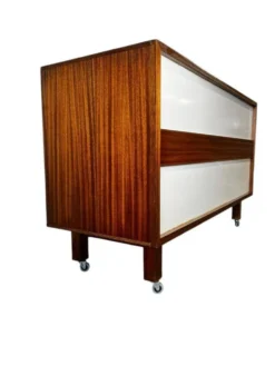 Comptoir de magasin vintage en bois sur roulettes