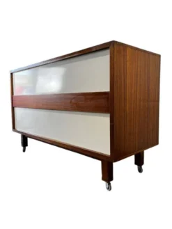 Comptoir de magasin vintage en bois sur roulettes