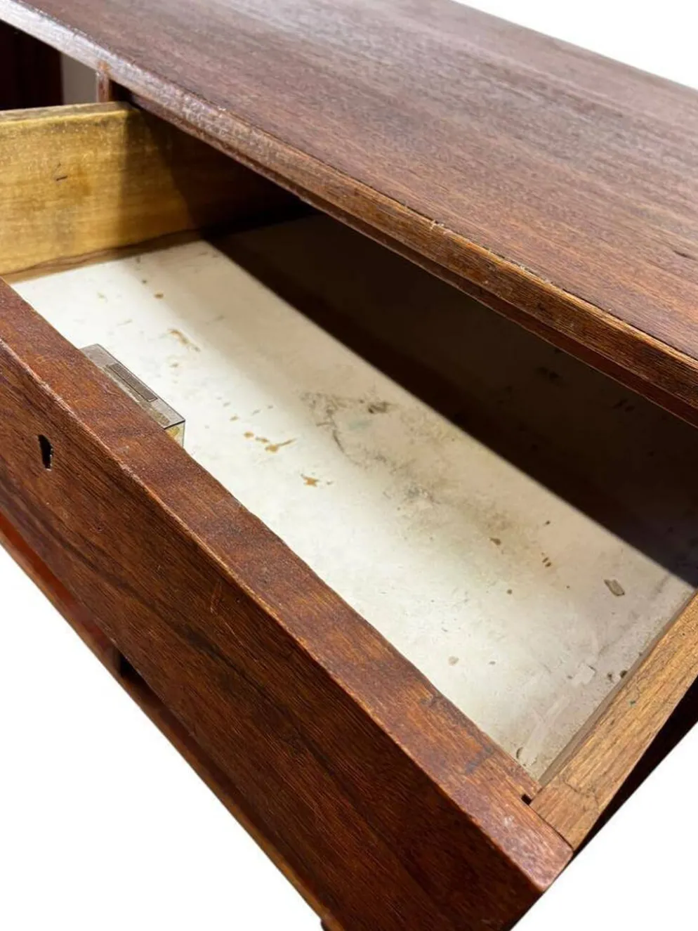 Comptoir de magasin vintage en bois sur roulettes