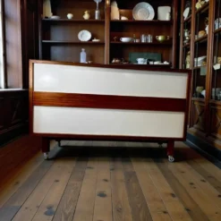 Comptoir de magasin vintage en bois sur roulettes