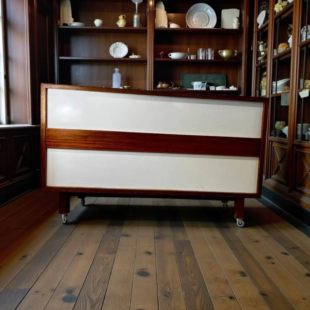 Comptoir de magasin vintage en bois sur roulettes