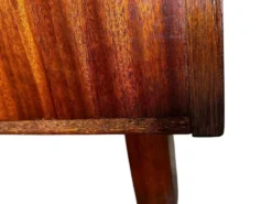 Comptoir de magasin vintage en bois sur roulettes