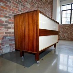 Comptoir de magasin vintage en bois sur roulettes