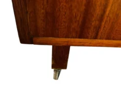 Comptoir de magasin vintage en bois sur roulettes